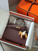 Fashionable Genuine Leather Palm Print Kelly Bag - Image 10